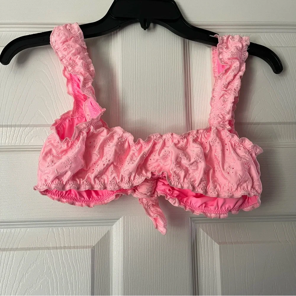 Frankie’s Bikinis Colby Eyelet Shine Bikini Top pink cherry blossom size m